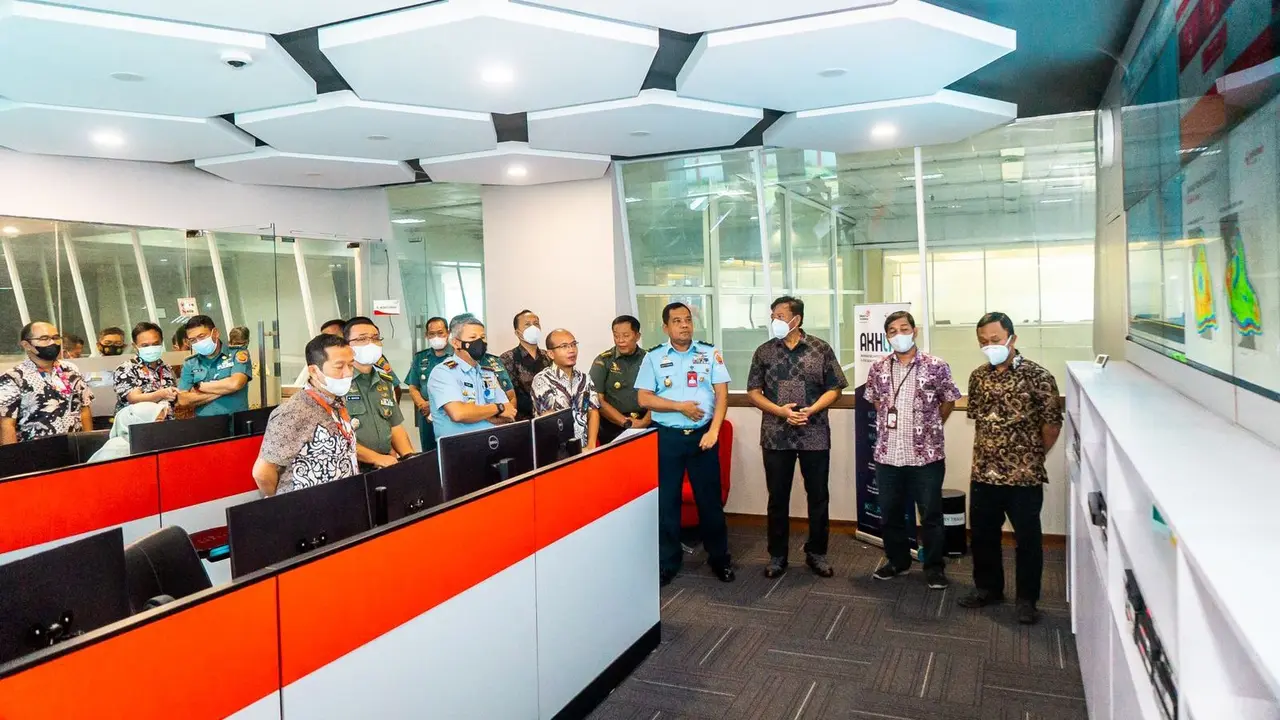 kunjungan Mabes TNI ke Stasiun Pengedali Utama Satelit Telkom yang diwakili hadir Marsda TNI Agus M. Bahron selaku Askomlek Panglima TNI, beserta jajaran pada Kamis, 12 Mei 2022. (Dok Telkomsat)