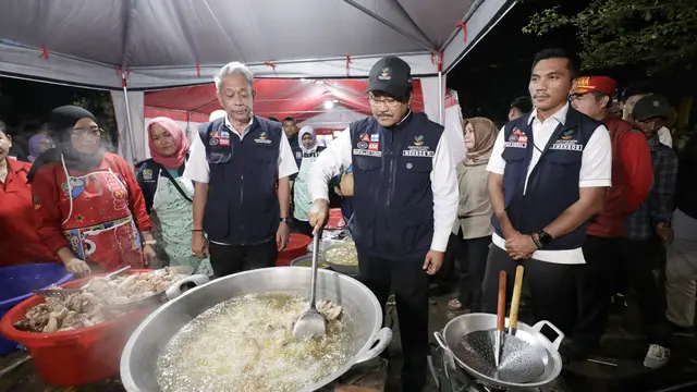 Menteri Sosial Saifullah Yusuf (Gus Ipul) bersama wakilnya, Agus Jabo Priyono turun langsung ikut menyiapkan sahur bagi para korban banjir di dapur umum Kantor Kelurahan Jatiasih, Kota Bekasi, Selasa (4/3/2025) dini hari (Istimewa)