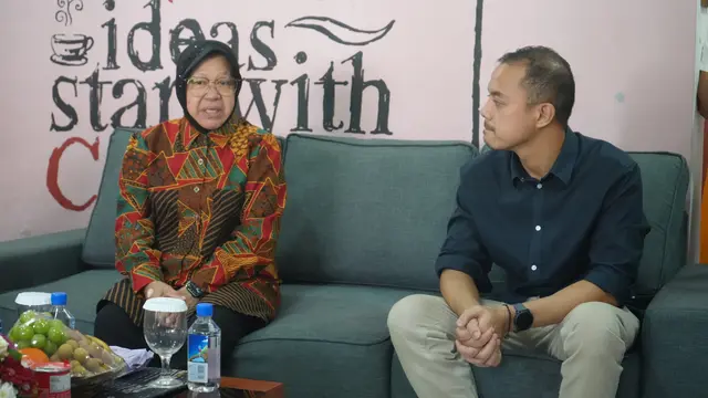 Mensos Risma Beri Bantuan Anak yang Idap Tumor hingga Radang Otak