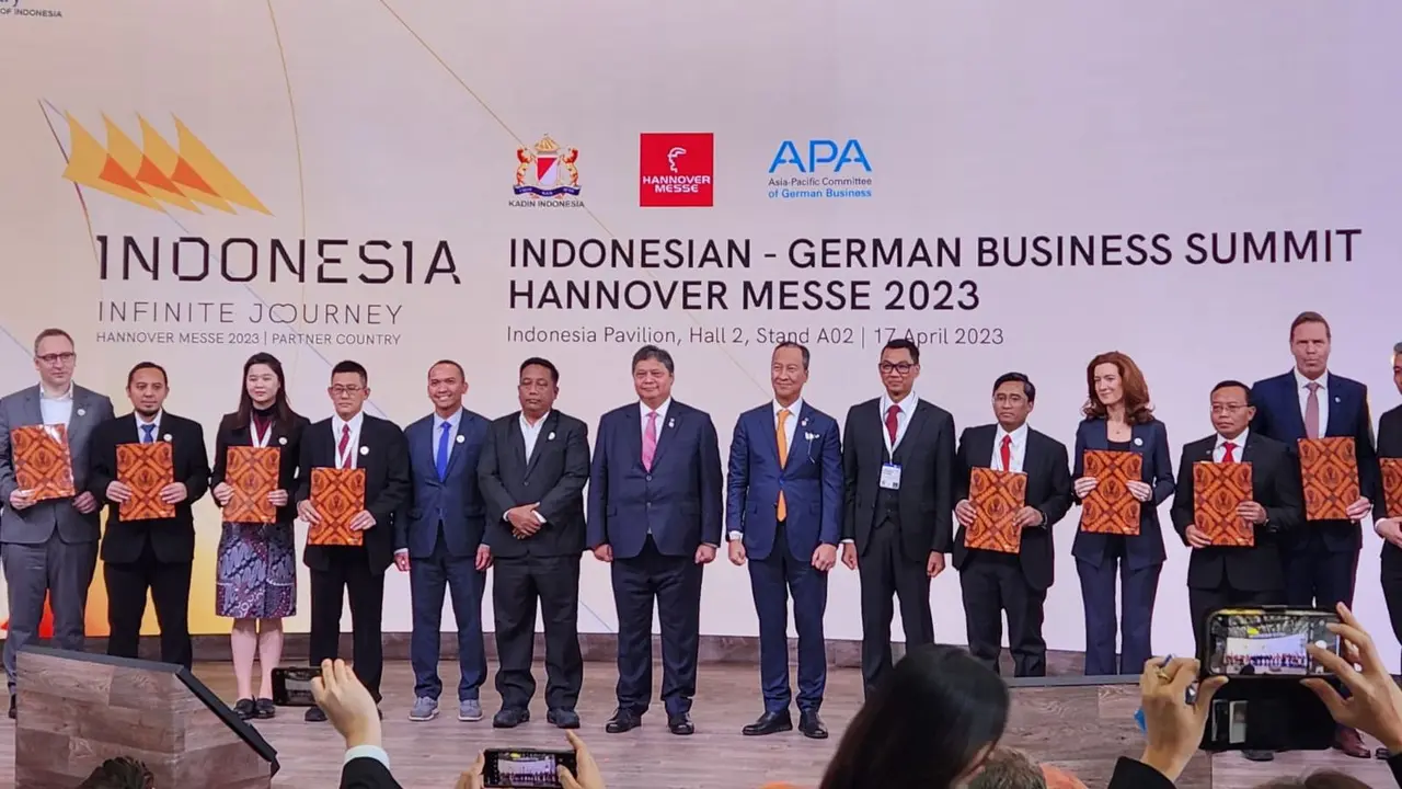 PLN Icon Plus dan ABB menandatangani Nota Kesepahaman terkait kerja sama pengembangan layanan dan infrastruktur pengisian daya kendaraan listrik di Indonesia. (Dok PLN)