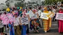 Sejumlah wanita yang tergabung dalam Emak-Emak Istana Cantik menggelar aksi saat car free day (CFD) di Bundaran HI, Jakarta, Minggu (4/8/2019). Dalam aksinya, mereka mengkritik kebijakan pemerintah soal ekonomi. (Liputan6.com/Faizal Fanani)