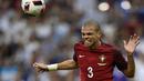 4. Pepe (Portugal) - Meski sudah memasuki usia senja, dirinya tetap menjadi andalan. Musim lalu bek kelahiran Brasil itu menjadi pilihan utama Zinedine Zidane saat mengantar Real Madrid juara La Liga dan Liga Champions. (AFP/Martin Bureau)