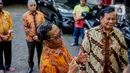 Prabowo mengenakan kemeja batik berwarna cokelat langsung disambut dengan Mahfud, yang mana juga mengenakan batik berwarna coklat. (Liputan6.com/Faizal Fanani)