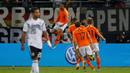 Selebrasi striker Timnas Belanda, Donyell Malen setelah menjebol gawang Timnas Jerman pada laga Grup C Kualifikasi Euro 2020 di Hamburg, Jerman (6/9/209). Donyell Malen mencetak satu gol dalam laga debutnya bersama Timnas Belanda saat menang 4-2 atas Jerman pada ajang kualifikasi Euro 2020 (6/9/2019). Pemain yang masih terikat kontrak dengan Borussia Dortmund hingga JUni 2026 total telah mengoleksi 21 caps dengan raihan 4 gol dan 3 assist. (AFP/Odd Andersen)