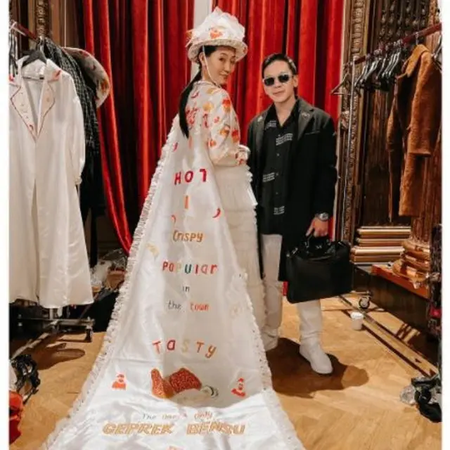 Geprek Bensu di Paris Fashion Show 2022