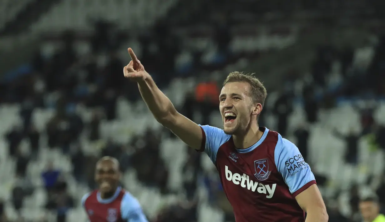 Gelandang West Ham, Tomas Soucek berselebrasi usai mencetak gol ke gawang Manchester United pada pertandingan lanjutan Liga Inggris di stadion London di London, Inggris, Minggu (6/12/2020). MU menang 3-1 atas West Ham. (Adam Davy / Pool via AP)