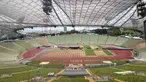 Jurnalis Bola.com, Gerendo Pradigdo berkesempatan mengunjungi Olympiastadion Munchen di tengah berlangsungnya ajang Euro 2024 di Jerman. Meski tak digunakan menggelar pertandingan pada Euro 2024, namun stadion ini memiliki kenangan tak terlupakan dalam sejarah Euro. Menjadi venue final Euro 1988, Olympiastadion menjadi saksi terciptanya gol spektakuler Marco van Basten ke gawang Uni Soviet. (Bola.com/Gerendo Pradigdo)