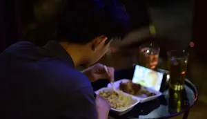 11 Ciri Orang yang Suka Makan Sambil Menonton Menurut Psikologi