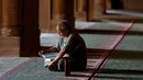 Seorang pria memanfaatkan bulan suci Ramadan dengan membaca Al Quran di Masjid Ibnu Tulun, Kairo, 2 Juni 2017. Masjid yang dibangun pada 876-879 di masa pemerintahan Ahmad Ibn Tulun ini merupakan masjid tertua kedua di Mesir. (REUTERS/Amr Abdallah Dalsh)