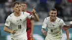 Gelandang timnas Italia, Nicolo Barella dan rekannya Marco Verratti berselebrasi setelah mencetak gol pada babak perempat final Euro 2020 / 2021 di Allianz Arena, Munich, Sabtu (3/7/2021) dinihari WIB. Italia sukses melenggang ke semifinal usai mendepak Belgia 2-1. (AP Photo/Matthias Schrader, Pool)