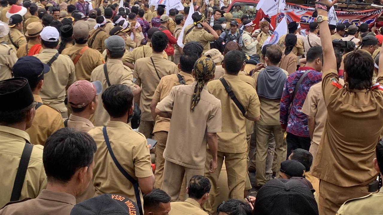 Polisi Kerahkan 2.304 Personel Kawal Demo Kepala Desa di Depan Gedung DPR
