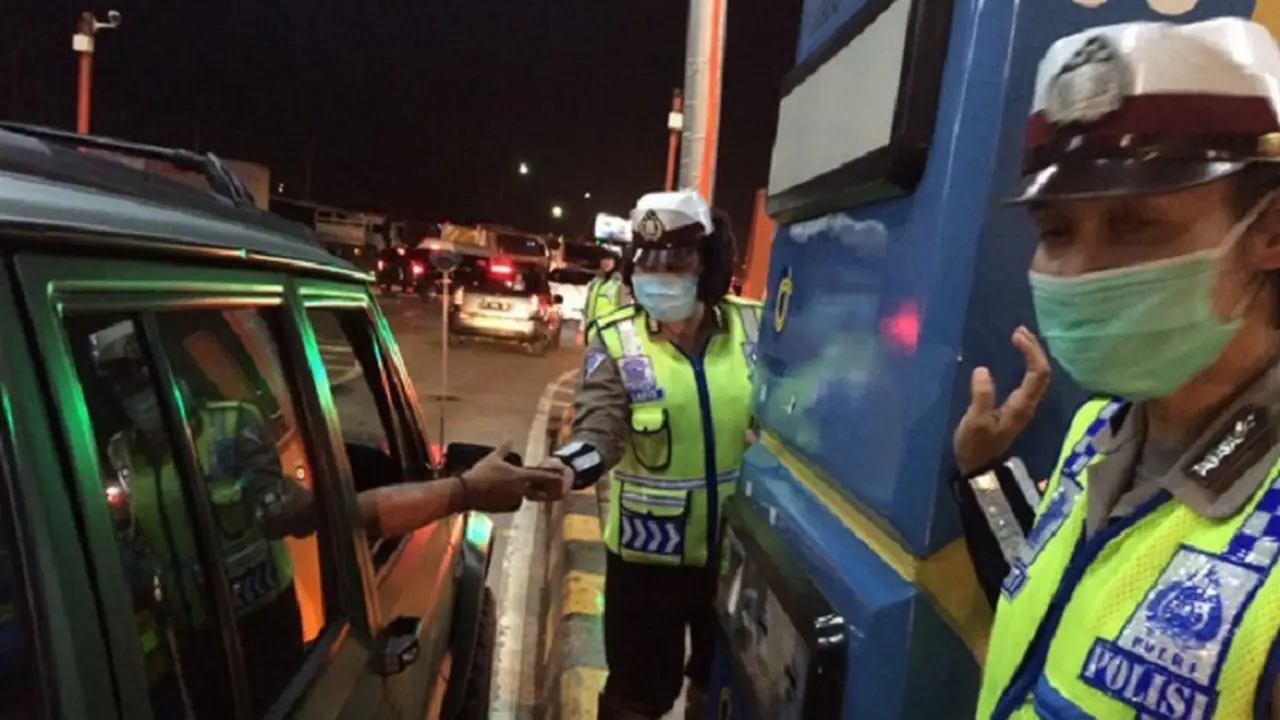 20160324-Urai-Kemacetan-Polwan-Bantu-Bagikan-Tiket-di-Gardu-Tol