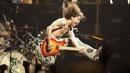 Dalam file foto 22 Juni 2004 ini, Eddie Van Halen memainkan akord terakhir "Jump" selama konser Van Halen di Continental Airlines Arena di East Rutherford, N, .J. Gitaris legendaris, Eddie Van Halen meninggal dunia pada Selasa pagi, 6 Oktober 2020.  (John Munson/NJ Advance Media via AP)