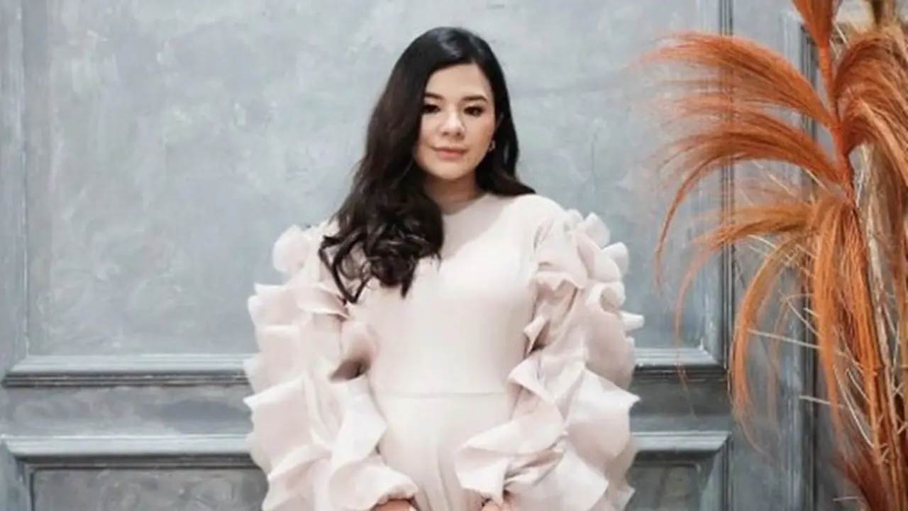 7 Potret Inspirasi Gaya Penampilan Eriska Rein saat Hamil Tua, Tetap Stylish