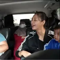 Anak-anak selebriti kerap mencuri perhatian netizen. Begitu juga dengan tingkah lucu anak-anak selebriti yang kerap membuat warganet terhibur dengan polahnya. Seperti belum lama ini, Kiano tampak tak henti ketawa mendengar mamanya, Paula Verhoeven bicara bahasa Jawa medok. [Youtube/Rans Bapau TV]