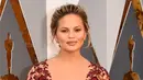 Istri John Legend , Chrissy Teigen tampil dengan perhiasan mewah saat ajang bergengsi Piala Oscar 2016. Total yang harus dikeluarkan model ini untuk satu set perhiasannya mencapai sekitar Rp 37 miliar. (JASON MERRITT/GETTY IMAGES NORTH AMERICA / AFP)
