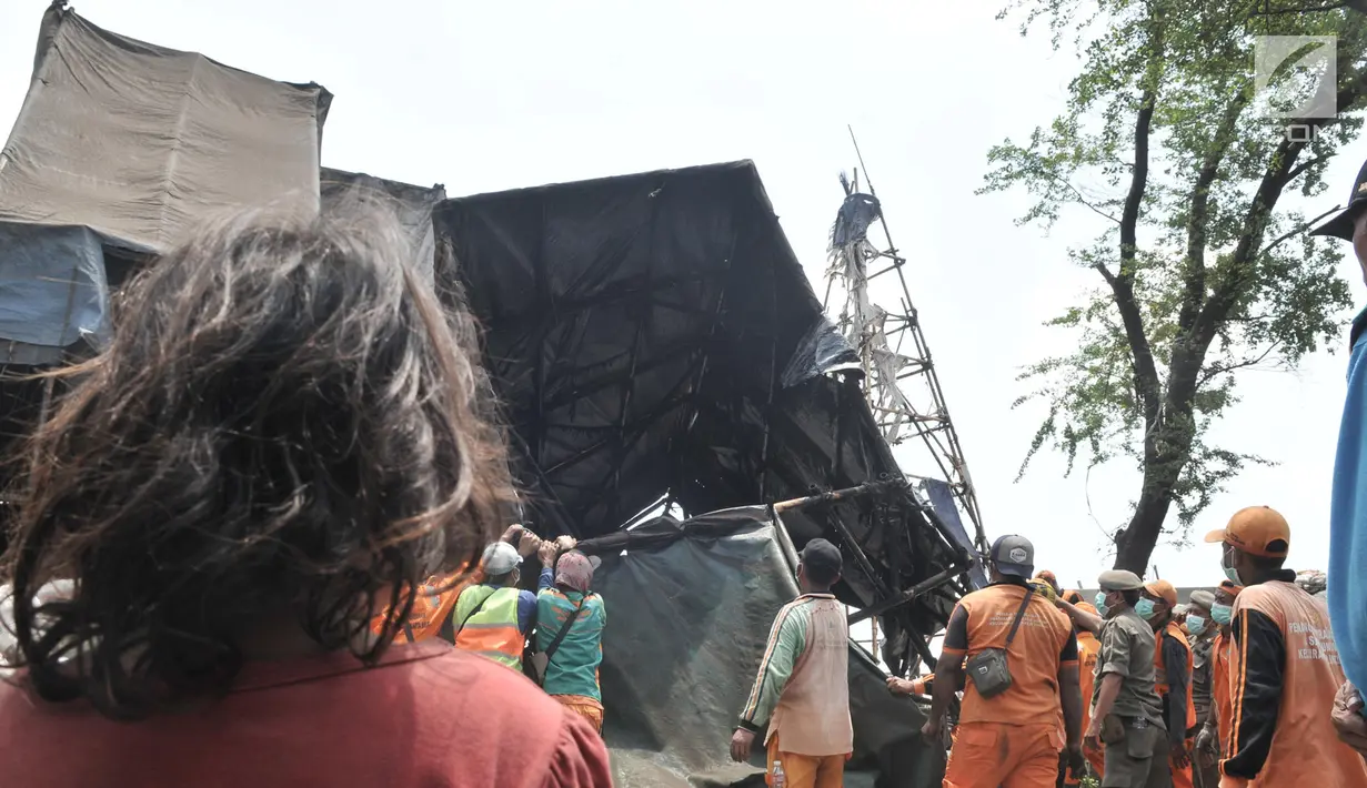 PPSU bersama Satpol PP membongkar tempat pembuatan arang batok kelapa di Cilincing, Jakarta Utara, Kamis (19/9/2019). Pemkot Jakut membongkar 23 rumah industri pembakaran arang dan dua rumah industri peleburan aluminuim di kawasan tersebut. (merdeka.com/Iqbal S Nugroho)