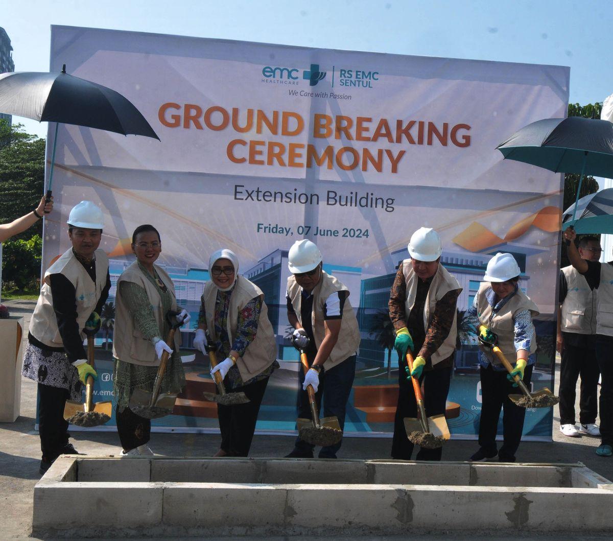 Presiden Direktur EMC Healthcare Jusup Halimi, Wakil Presiden Direktur EMC Healthcare Juniwati Gunawan, M.M, Direktur RS EMC Sentul Kusmiati, beserta jajaran manajemen EMC Healthcare melakukan peletakan batu pertama atau groundbreaking pembangunan gedung 
