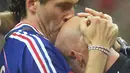 7. Laurent Blanc - Bek kenamaan Prancis tersebut punya ritual unik saat membela timnas Prancis. Ia akan menghampiri kiper Prancis saat itu Fabian Barthez dan mengusap kepala lalu menciumnya. (AFP/Omar Torres)