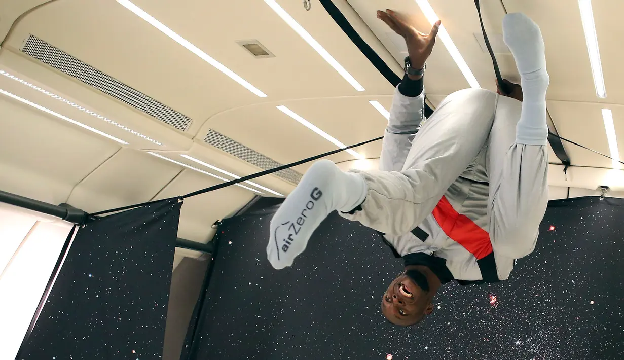 Ekspresi sprinter Jamaika, Usain Bolt saat mencoba ruangan gravitasi nol dalam pesawat Airbus Zero-G di Reims, Prancis, Rabu (12/9). Bolt mengatakan dia merasa seperti anak di toko permen. (Laurent Theillet, Mumm/Novespace via AP)