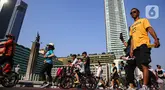 Warga beraktivitas di kawasan Bundaran Hotel Indonesia, Jakarta, Minggu (27/10/2024). (Liputan6.com/Angga Yuniar)
