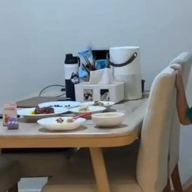 Desain Meja Makan dan Kursi di Rumah Tasya Kamila