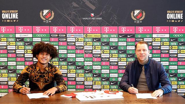 Bagus Kahfi mengenakan batik saat menandatangani kontrak bersama FC Utrecht.