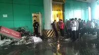 Kebakaran melanda restoran Kari Umbi di Pondok Indah Mall 1, Jakarta Selatan. Ribuan karyawan berhamburan keluar mall dan mencari area aman.