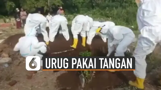 VIDEO: Tak Dapat Pinjaman Cangkul, Petugas Urug Makam Jenazah Covid-19 Pakai Tangan