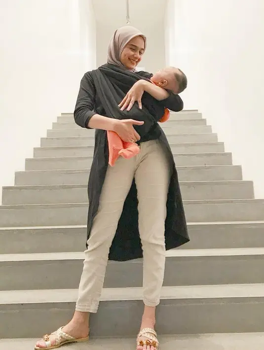 Nah, untuk yang satu ini gaya Sonya juga keren banget. Meski sedang menggendong buah hatinya yang masih bayi, namun Sonya tetap terlihat kece dan modis. (Instagram/Sonyafatmala)