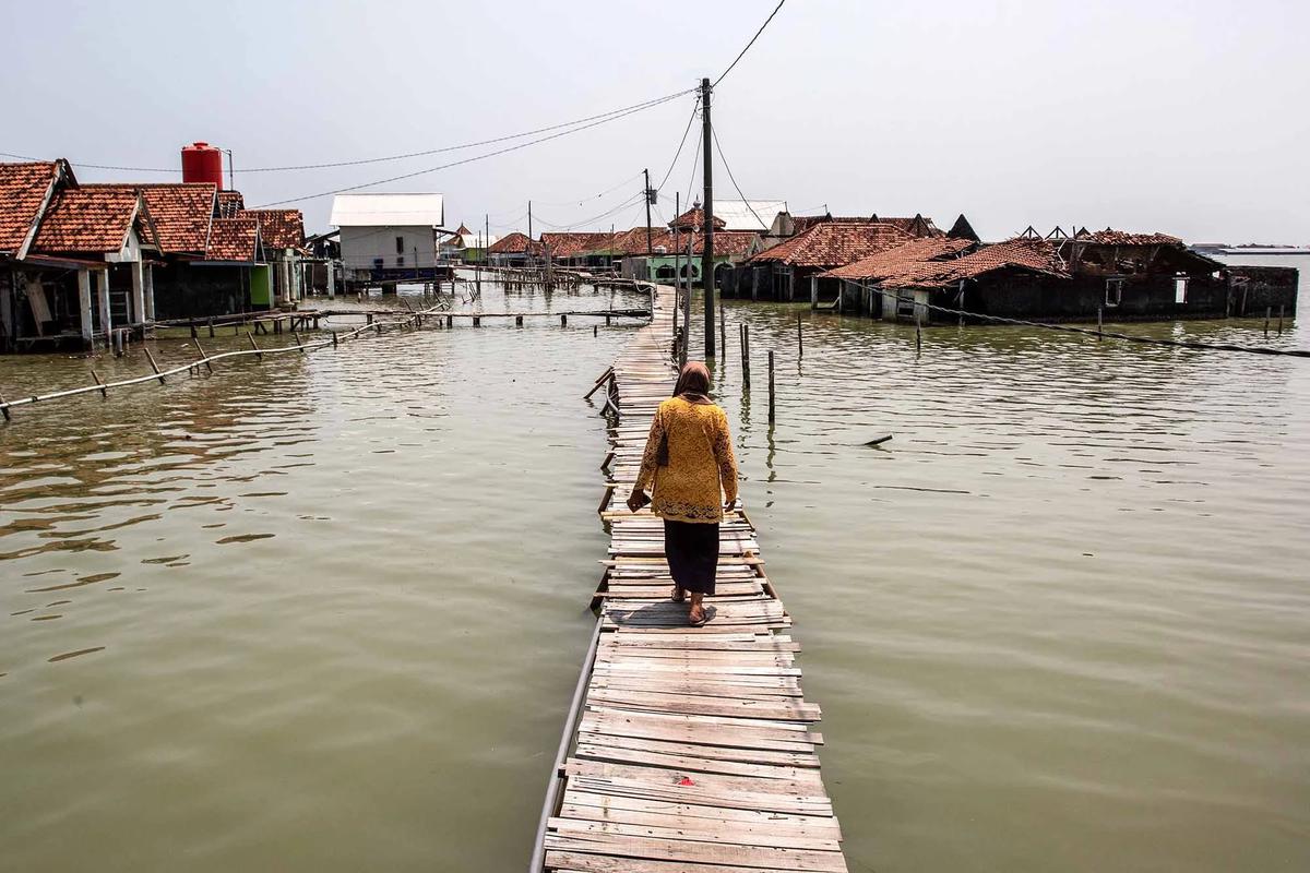 FOTO: Timbulsloko Bertahan di Tengah Rob yang Tak Kunjung Surut