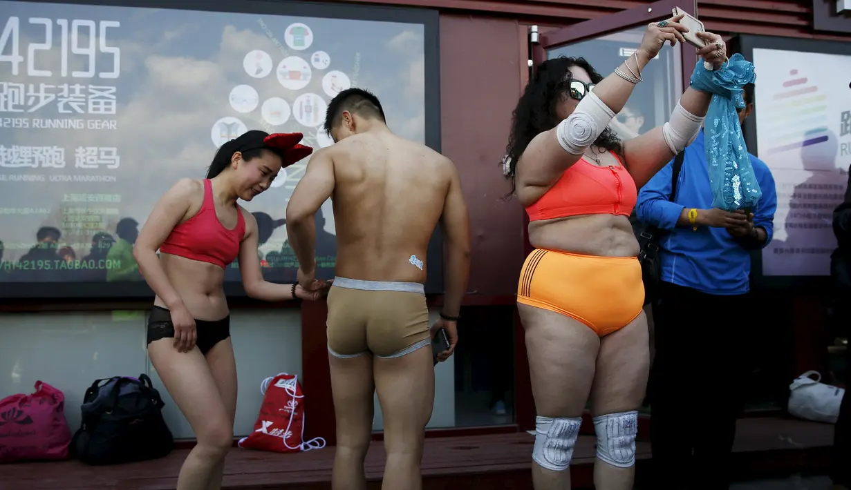 Peserta bersiap untuk mengikuti lomba lari " Half- Naked Marathon" di Olympic Forest, Beijing, Cina, (28/2).  Peserta diwajibkan setengah telanjang untuk mengikuti lomba ini. (REUTERS / Kim Kyung - Hoon)
