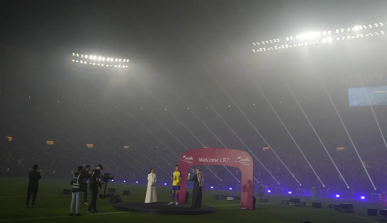 Cristiano Ronaldo berbicara kepada para penggemar saat perkenalan resminya sebagai pemain baru klub Al Nassr di Riyadh, Arab Saudi, Selasa (3/1/2023). Ronaldo, yang telah memenangkan lima penghargaan Ballon d'Ors sebagai pemain sepak bola terbaik di dunia dan lima gelar Liga Champions, akan bermain di luar Eropa untuk pertama kalinya dalam karirnya. (AP Photo/Amr Nabil)