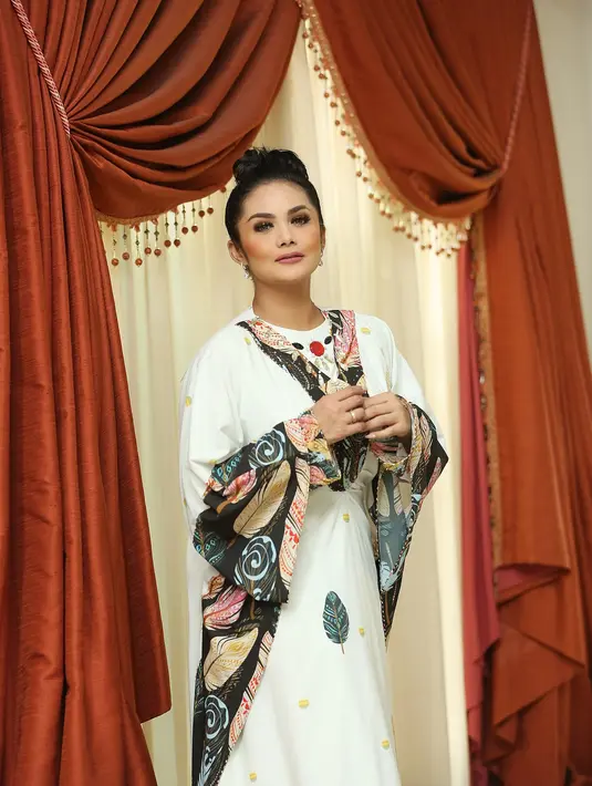 Merayakan hari raya Idul Adha, Krisdayanti tentu tak sembarangan memilih baju yang dikenakannya. Kaftan berwarna putih merupakan salah satu busana yang dipilih Krisdayanti pada hari itu. (Bambang E.Ros/Bintang.com)