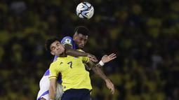 Striker Timnas Kolombia, Luis Diaz (kiri) berduel udara dengan striker Timnas Brasil, Emerson pada laga lanjutan Kualifikasi Piala Dunia 2026 Zona Conmebol di Melendez Stadium, Barranquilla, Kolombia, Jumat (17/11/2023) pagi WIB. (AP Photo/Ivan Valencia)