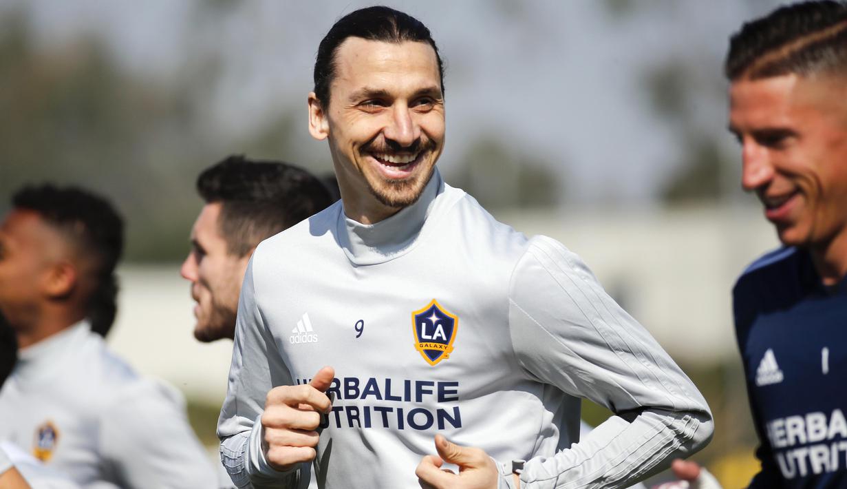Mantan Striker Manchester United, Zlatan Ibrahimovic, melakukan latihan saat perkenalan oleh LA Galaxy di StubHub Center, AS, Sabtu (30/3/3028). LA Galaxy menjadi klub kesembilan sepanjang karier pria Swedia ini. (AP/Ringo H.W. Chiu)