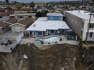 Foto yang diambil dari drone menunjukkan tumpukan puing terlihat di sepanjang tebing di bawah rumah-rumah penduduk setelah tanah longsor terjadi di San Clemente, California, Kamis, 16 Maret 2023. (AP Photo/Jae C. Hong)