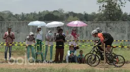 Penonton memberikan dukungannya kepada pesepeda kategori usia 17-19 tahun pada Festival BMX di kompleks Islamic Center, Sukada, Lampung, Minggu (19/3/2017) (Bola.com/Reza Bachtiar)