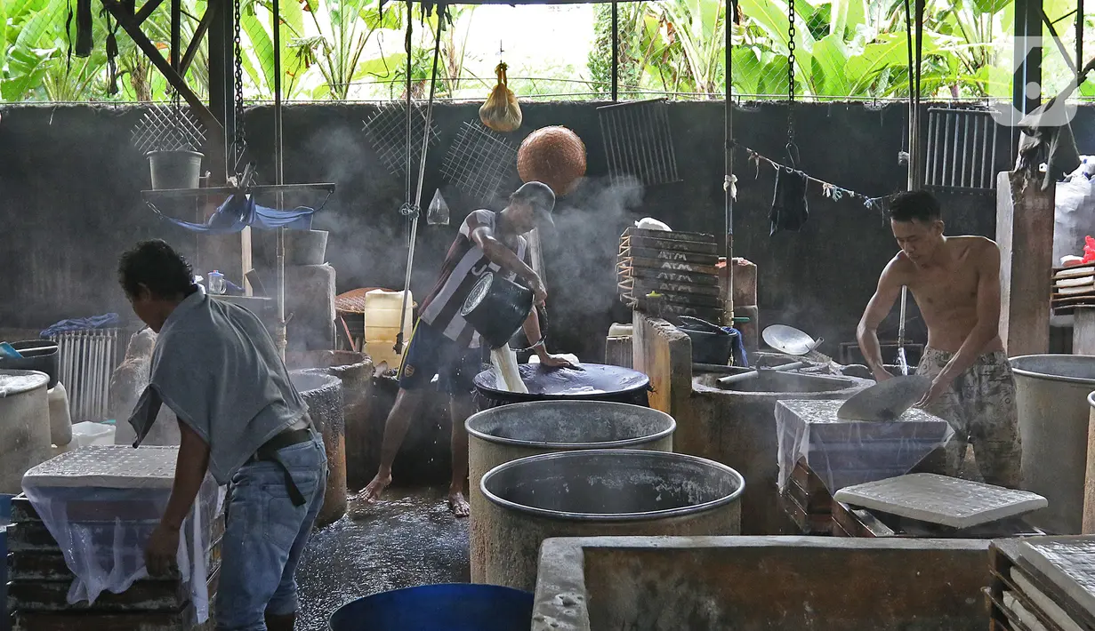Suasana pembuatan tahu industri rumah di kawasan Jalan Duren Tiga, Jakarta Selatan, Senin (19/10/2020). Sejak pandemi berlangsung produksi pembuatan tahu tetap berjalan namun secara penjualan ataupun permintaan menurun di pasar karena banyaknya kantin dan pasar tutup. (Liputan6.com/Herman Zakharia)