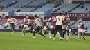 Pemain Manchester United Paul Pogba (kiri) mencetak gol ke gawang Aston Villa pada pertandingan Premier League di Villa Park, Birmingham, Inggris, Kamis (9/7/2020). Manchester United menang 3-0. (AP Photo/Shaun Botterill, Pool)