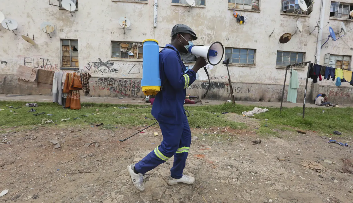Seorang pria berkeliling menawarkan layanan fumigasi di lingkungan miskin untuk mengekang penyebaran COVID-19 di Harare, Zimbabwe, Senin (29/11/2021). (AP Photo/Tsvangirayi Mukwazhi)