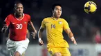 Thai's Teeratep Winothai vies for the ball with Indonesian player Nova Arianto during their AFF Suzuki Cup match in Jakarta on December 16, 2008. Thailand win 1-0. AFP PHOTO/Bay ISMOYO