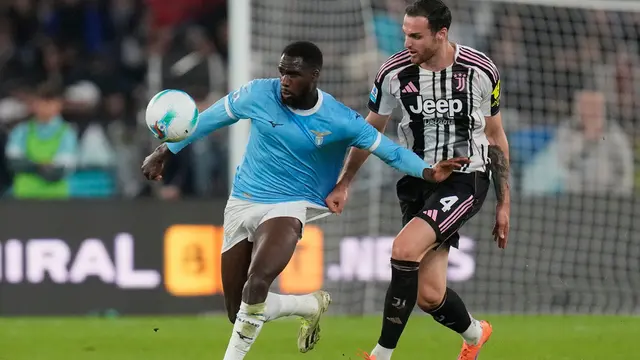 Federico Gatti dari Juventus menarik Boulaye Dia dari Lazio