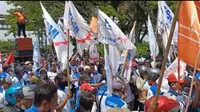 Ratusan Buruh Tuban menggelar demo di depan kantor PT Industri Kemasan Semen Gresik (PT IKSG). (Ahmad Adirin/Liputan6.com)