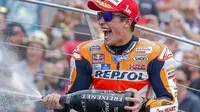 Pebalap Marc Marquez merayakan kemenangannya pada MotoGP di Sirkuit Indianapolis, AS, Senin (10/8/2015). Marquez menjadi pemenang dengan catatan waktu 1:55.371299. (EPA/Erik S.Lesser)