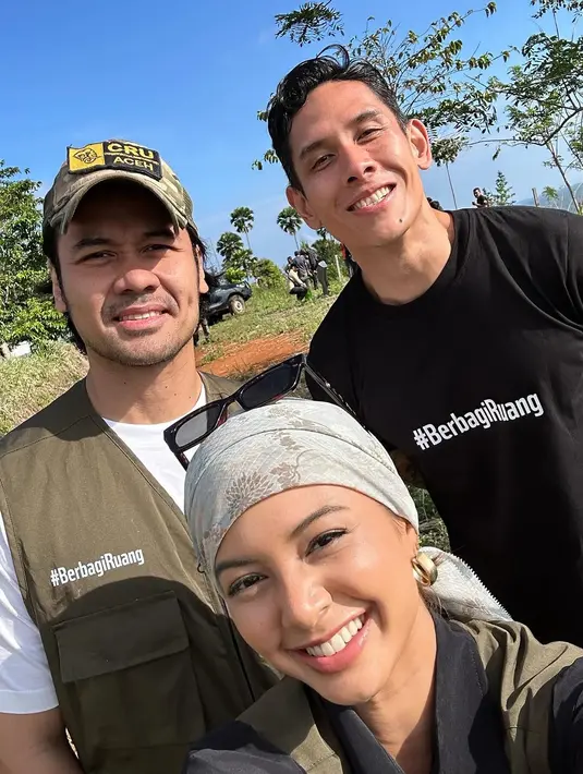 Bersama Chicco Jericko dan Ganindra Bimo, Aurelie Moeremans tampil chic dengan berhijab kekinian [@aurelie]