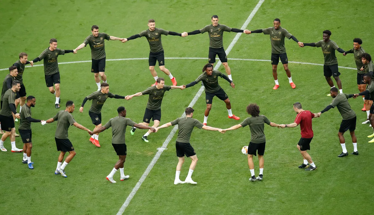 Para pemain Arsenal berlatih bersama jelang menghadapi Chelsea dalam final Liga Europa 2018/2019 di Olympic Stadium, Baku, Azerbaijan, Sealasa (28/5/2019). (AP Photo/Dmitri Lovetsky)