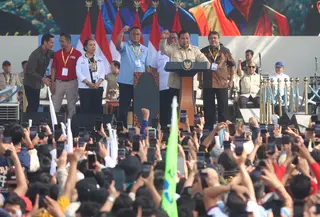 Presiden Prabowo Subianto (kedua kanan berdiri) didampingi sejumlah pimpinan organisasi-organisasi buruh menyampaikan pidato dalam peringatan Hari Buruh Internasional atau May Day 2026 di kawasan Monumen Nasional (Monas), Jakarta, Jumat (1/5/2026). (merdeka.com/Arie Basuki)