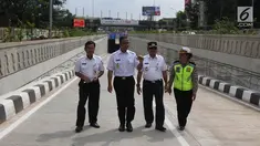 Gubernur DKI Jakarta Anies Baswedan bersama Wali Kota Jakarta Selatan Tri Kurniadi dan Kepala Dinas Bina Marga DKI Jakarta Yusmada Faizal meninjau lokasi saat peresmian Lintas Bawah Kartini, Jakarta Selatan, Rabu (28/2). (Liputan6.com/Arya Manggala)