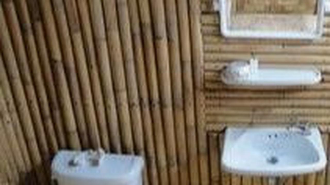 Kamar Mandi Khas Pedesaan Semi Terbuka